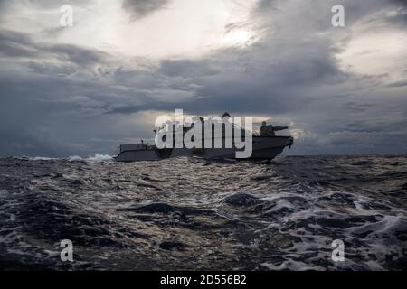 (PHILIPINE SEA, 9 octobre 2020) UN bateau de patrouille (BP) Mk VI affecté au commandant de la Force opérationnelle 75 (CTF 75) effectue des opérations maritimes de routine. Forces de sécurité expéditionnaire maritime et munitions explosives unités mobiles les marins affectés au commandant de la Force opérationnelle 75 (CTF 75) ont embarqué et mènent des opérations de sécurité maritime littorales intégrées à partir du navire-quai amphibie USS Comstock (LSD 45) Avec les Marines et les marins déjà déployés comme Force opérationnelle Ellis de I Marine Expeditionary Force. PB Mk VI fournit des capacités accrues aux navires de guerre amphibies et peut opérer directl Banque D'Images