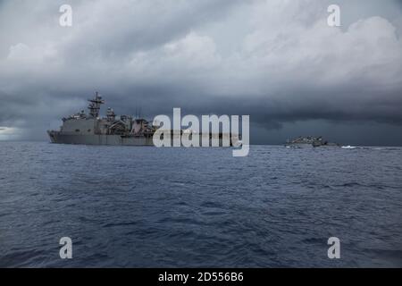 (PHILIPINE SEA, 9 octobre 2020) UN bateau de patrouille (PB) Mk VI affecté au commandant de la Force opérationnelle 75 (CTF 75) commence une approche à côté du navire-quai amphibie USS Comstock (LSD 45) pour se ravitailler en mer pendant les opérations maritimes de routine. Forces de sécurité expéditionnaire maritime et munitions explosives unités mobiles les marins affectés au commandant de la Force opérationnelle 75 (CTF 75) ont embarqué et mènent des opérations de sécurité maritime littorales intégrées à partir du navire-quai amphibie USS Comstock (LSD 45) Avec les Marines et les marins déjà déployés comme Force opérationnelle Ellis de I Marine Expeditionary Banque D'Images