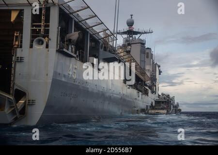 (PHILIPINE SEA, 9 octobre 2020) UN bateau de patrouille (PB) Mk VI affecté au commandant de la Force opérationnelle 75 (CTF 75), à côté du navire d'atterrissage amphibie USS Comstock (LSD 45) pendant les opérations maritimes de routine. Forces de sécurité expéditionnaire maritime et munitions explosives unités mobiles les marins affectés au commandant de la Force opérationnelle 75 (CTF 75) ont embarqué et mènent des opérations de sécurité maritime littorales intégrées à partir du navire-quai amphibie USS Comstock (LSD 45) Avec les Marines et les marins déjà déployés comme Force opérationnelle Ellis de I Marine Expeditionary Force. PB Mk VI fournit i Banque D'Images