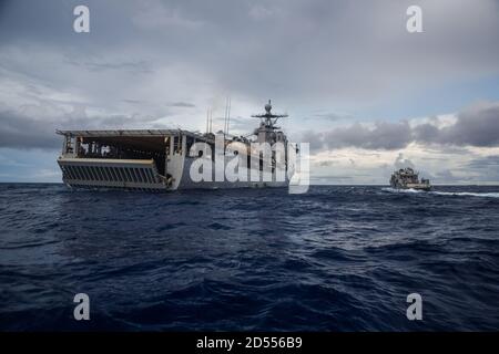 (PHILIPINE SEA, 9 octobre 2020) UN bateau de patrouille (PB) Mk VI affecté au commandant de la Force opérationnelle 75 (CTF 75), à côté du navire d'atterrissage amphibie USS Comstock (LSD 45) pendant les opérations maritimes de routine. Forces de sécurité expéditionnaire maritime et munitions explosives unités mobiles les marins affectés au commandant de la Force opérationnelle 75 (CTF 75) ont embarqué et mènent des opérations de sécurité maritime littorales intégrées à partir du navire-quai amphibie USS Comstock (LSD 45) Avec les Marines et les marins déjà déployés comme Force opérationnelle Ellis de I Marine Expeditionary Force. PB Mk VI fournit i Banque D'Images