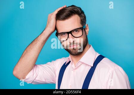 Gros plan photo de beau homme d'affaires tendance vêtements tenir le bras sur la tête de vérifier les cheveux soignés après les spécifications d'usure de coiffage de salon bretelles roses Banque D'Images