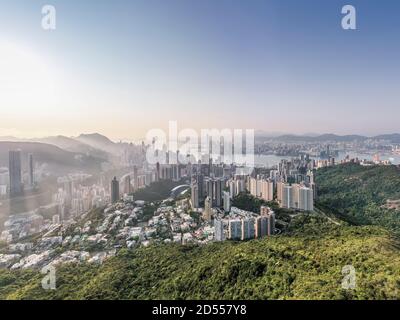 Vues sur les gratte-ciel de Hong Kong depuis le belvédère de Jardines, près du mont Butler sur l'île de Hong Kong. Banque D'Images