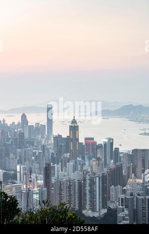 Vues sur les gratte-ciel de Hong Kong depuis le belvédère de Jardines, près du mont Butler sur l'île de Hong Kong. Banque D'Images