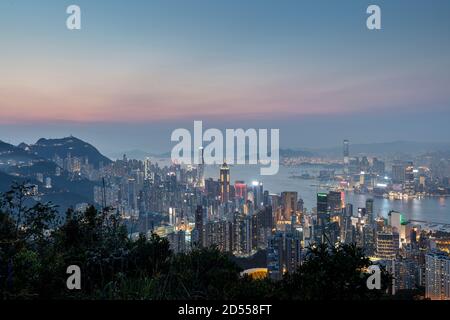 Vues sur les gratte-ciel de Hong Kong depuis le belvédère de Jardines, près du mont Butler sur l'île de Hong Kong. Banque D'Images