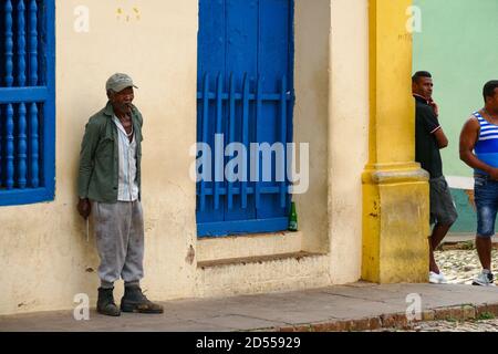 TRINIDAD, CUBA - 17 avril 2018: Trinidad, Sancti Spiritus / Cuba - avril 16 2018: L'homme de la vieille Caraïbe se pend contre le mur d'une maison et de fumer Banque D'Images