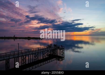 Coucher de soleil d'octobre sur Mobile Bay, Alabama Banque D'Images