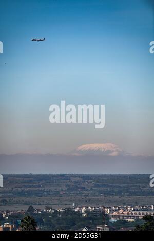 Pékin, Chine. 30 mai 2020. La photo prise le 30 mai 2020 montre un avion qui survole le mont Kilimanjaro à Nairobi, au Kenya. Credit: Li Yan/Xinhua/Alay Live News Banque D'Images
