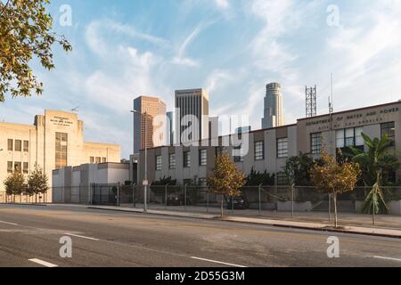 LOS ANGELES, ÉTATS-UNIS - 08 octobre 2020 : vue en fin d'après-midi du ministère de l'eau et de la puissance avec gratte-ciels du centre-ville de Los Angeles en arrière-plan Banque D'Images