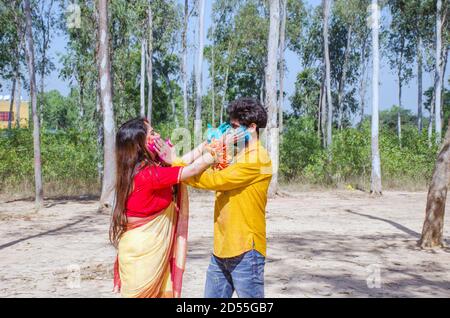 Birbhum bengale-Occidental inde le 9 mars 2020 :lors du festival Holi, l'un de ces jeunes couples célèbre le festival Holi. Banque D'Images