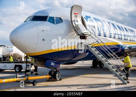 Boeing 737-800 appartenant à la compagnie aérienne low-cost Ryanair Banque D'Images