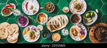 Fête de tacos maison avec tortillas et salsa de tomate Banque D'Images