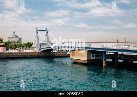 Ville rétro de Mojiko. Pont moji à ailes bleues en mer à Kitakyushu, Japon Banque D'Images