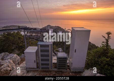 Station de base de téléphone mobile située sur la montagne au-dessus de Mer Égée Banque D'Images