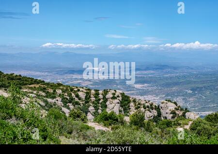 Montserrat montagne et monastère près de Barcelone rochers avec des verts sur il Banque D'Images