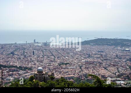 Vue sur la ville de Barcelone depuis le sommet de la montagne Tibidabo Banque D'Images