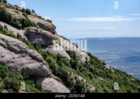 Montserrat montagne et monastère près de Barcelone rochers avec des verts sur il Banque D'Images