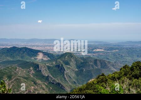 Montserrat montagne et monastère près de Barcelone rochers avec des verts sur il Banque D'Images