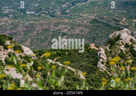 Montserrat montagne et monastère près de Barcelone rochers avec des verts sur il Banque D'Images