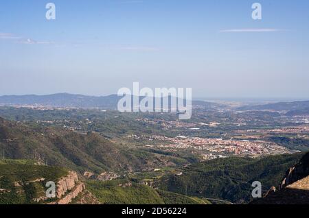 Montserrat montagne et monastère près de Barcelone rochers avec des verts sur il Banque D'Images