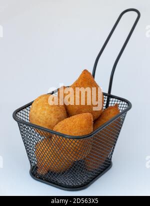 coxinhas, encas frits de la fête brésilienne, farcis au poulet Banque D'Images