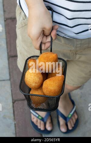 coxinhas, encas frits de la fête brésilienne, farcis au poulet Banque D'Images