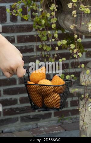 coxinhas, encas frits de la fête brésilienne, farcis au poulet Banque D'Images