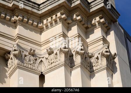 Londres, Angleterre, Royaume-Uni. Sainsbury Wing (1991) de la National Gallery - détail des chapiteaux de colonnes classiques en pierre de Portland de style Corinthiain Banque D'Images