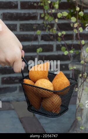 coxinhas, encas frits de la fête brésilienne, farcis au poulet Banque D'Images