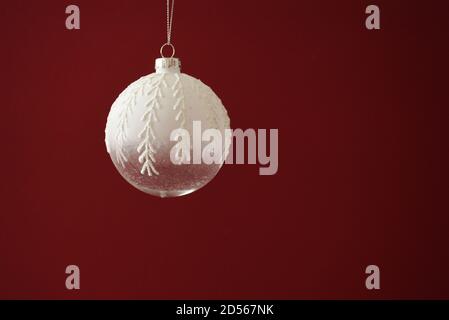 Boule de Noël à motif flocons de neige sur fond rouge Banque D'Images