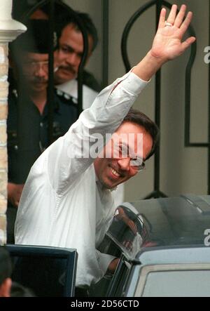 Sacked Malaysian finance minister Anwar Ibrahim waves to his supporters outside the High Court after the tenth day of trial was adjourned at the Malaysian High Court in Kuala Lumpur November 13. [Anwar plans to challenge in court his sacking from the cabinet on the grounds Malaysian prime Minister Mahathir Mohamad violated the constitution, the former minister's wife said on Friday. ]