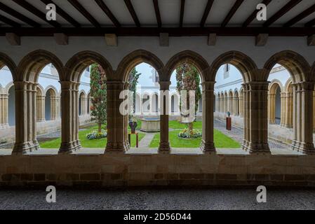 Cloître du couvent de San Francisco, Bermeo, Espagne. C'est l'un des plus anciens couvents de Bizkaia Banque D'Images