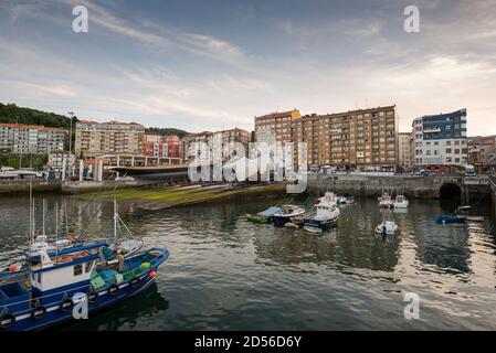 BERMEO, ESPAGNE – 17 AOÛT 2017 : vues sur la ville de Bermeo, Espagne, depuis le port maritime Banque D'Images