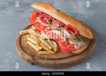 Sandwich Serranito typique en Andalousie avec jambon, poivre de gren et filet de porc grillé Banque D'Images