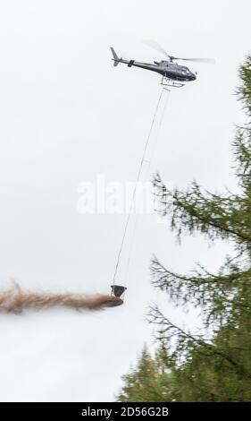 Siedenholz, Allemagne. 12 octobre 2020. Un hélicoptère est utilisé pour répartir la chaux de magnésium sur une zone forestière. La chaux est destinée à amortir l'acidification du sol. Credit: Philipp Schulze/dpa/Alamy Live News Banque D'Images