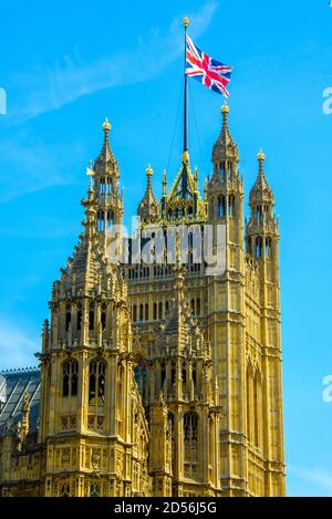 Plan vertical de la maison de Westminster avec un drapeau britannique sur le dessus. Bâtiment Big Ben Banque D'Images