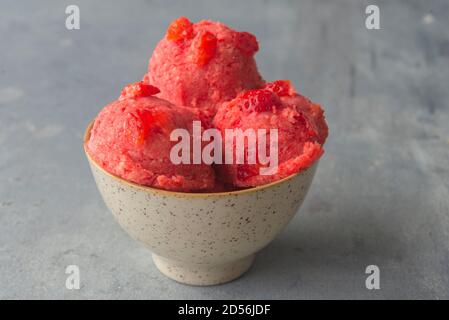 LA MEILLEURE RECETTE DE CRÈME GLACÉE AUX FRAISES Banque D'Images