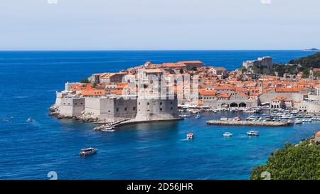 Bateaux naviguant à l'intérieur et à l'extérieur du vieux port de Dubrobniks vu dans le sud de la Croatie en mai 2107. Banque D'Images