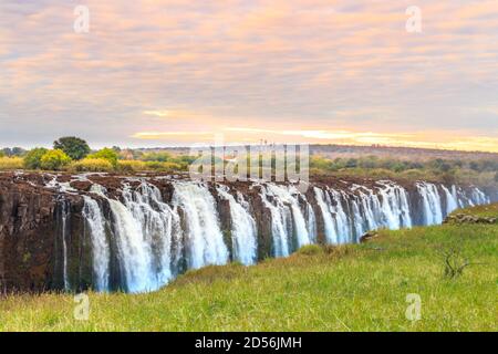 Victoria Falls, une chute d'eau en Afrique australe sur le fleuve Zambèze à la frontière entre la Zambie et le Zimbabwe. Eau laiteuse Banque D'Images