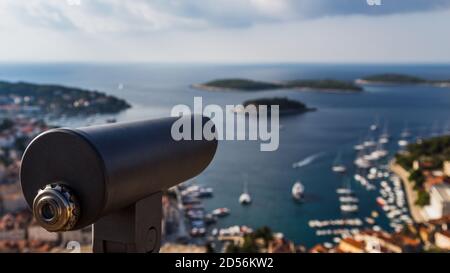 Gros plan d'un télescope donnant sur le joli havour de la ville de Hvar en Croatie. Banque D'Images