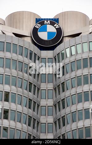 Munich, Allemagne. 11 octobre 2020. BMW (Bayerische Motoren Werke) en tant que marque principale du groupe BMW est un constructeur automobile allemand dont le siège social est à Munich. (Image de symbole, photo de thème) Munich, 11.10.2020 | usage dans le monde crédit: dpa/Alay Live News Banque D'Images