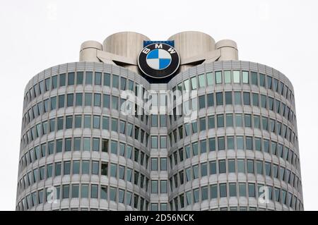 Munich, Allemagne. 11 octobre 2020. BMW (Bayerische Motoren Werke) en tant que marque principale du groupe BMW est un constructeur automobile allemand dont le siège social est à Munich. (Image de symbole, photo de thème) Munich, 11.10.2020 | usage dans le monde crédit: dpa/Alay Live News Banque D'Images