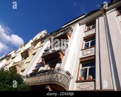 Vue en angle bas d'un bâtiment moderne avec des fenêtres en verre sur un fond bleu ciel clair Banque D'Images