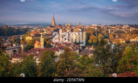 Ville de Berne. Image du paysage urbain de la capitale de Berne, Suisse, au beau lever du soleil d'automne. Banque D'Images