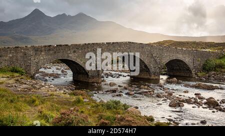 Traverser la rivière Sligachan à Sligachan est les trois anciens pont voûté Banque D'Images