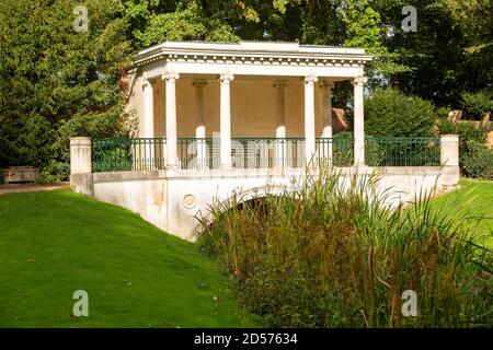 Le Temple de Concord dans les jardins de la maison Audley End, Essex, Angleterre, Royaume-Uni Banque D'Images