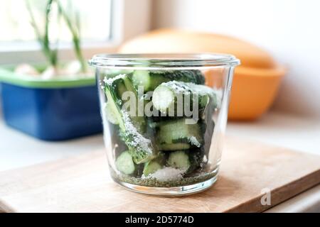 Concombres frais dans un pot en verre aux épices. Préparation pour la salinisation. Banque D'Images