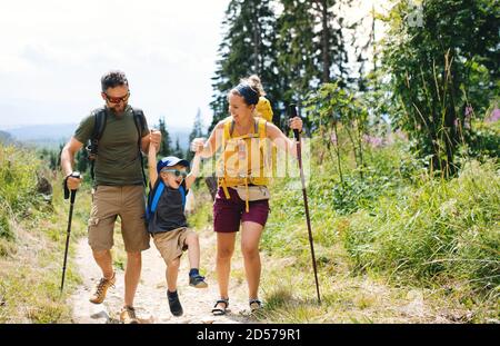 Famille avec petit fils randonnée en plein air en été nature. Banque D'Images