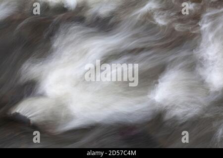 Eau de rivière turbulente avec flou de mouvement Banque D'Images
