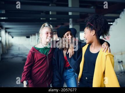 Groupe d'adolescents jeune fille gang debout à l'intérieur dans le bâtiment abandonné, traîner. Banque D'Images