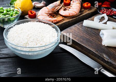 Composants de paella de fruits de mer espagnols sur une table en bois noir Banque D'Images